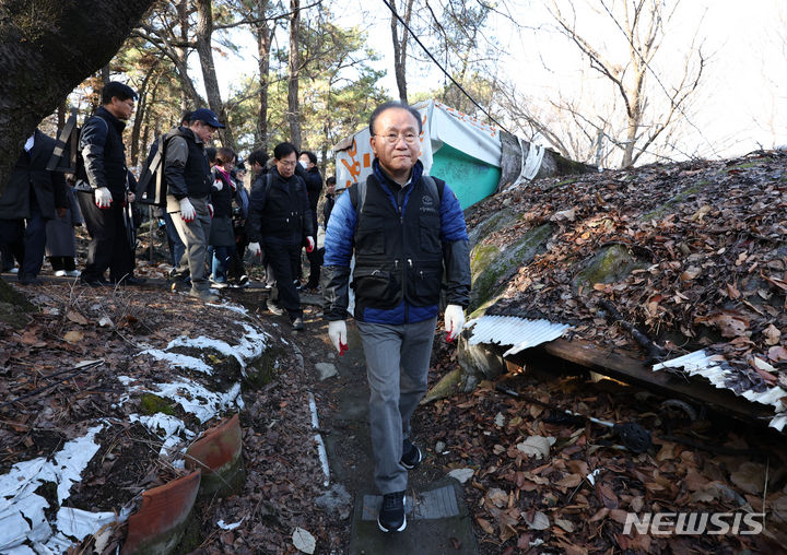 [서울=뉴시스] 고승민 기자 = 윤재옥 국민의힘 원내대표가 12일 서울 구룡마을의 한 가정집으로 연탄나눔 봉사를 하고 있다. 2023.12.12. kkssmm99@newsis.com