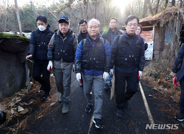 [서울=뉴시스] 고승민 기자 = 윤재옥 국민의힘 원내대표를 비롯한 원내지도부가 12일 서울 구룡마을에서 연탄나눔 봉사를 하고 있다. 2023.12.12. kkssmm99@newsis.com