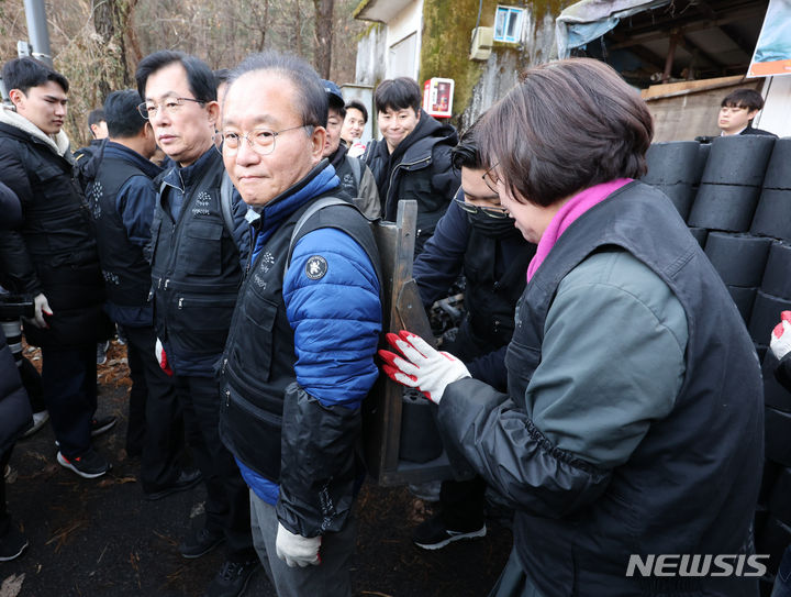 [서울=뉴시스] 고승민 기자 = 윤재옥 국민의힘 원내대표가 12일 서울 구룡마을에서 연탄나눔 봉사를 하고 있다. 2023.12.12. kkssmm99@newsis.com