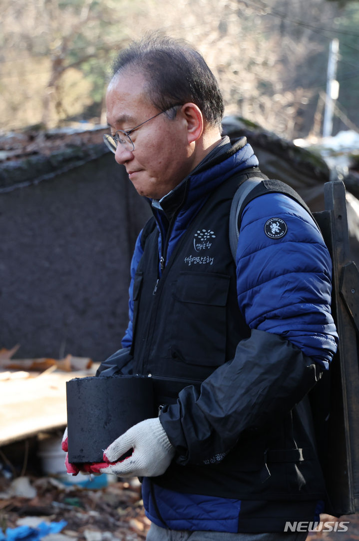[서울=뉴시스] 고승민 기자 = 윤재옥 국민의힘 원내대표가 12일 서울 구룡마을에서 연탄나눔 봉사를 하고 있다. 2023.12.12. kkssmm99@newsis.com