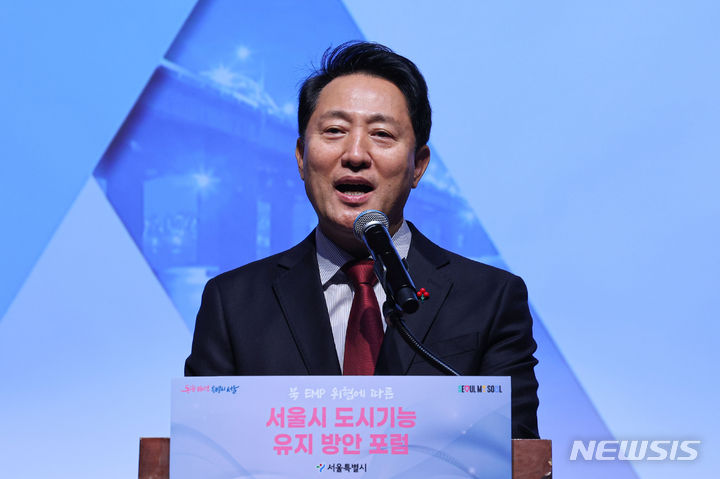 [서울=뉴시스] 권창회 기자 =오세훈 서울시장이 12일 오후 서울 중구 서울시청에서 열린 북 EMP 위협에 따른 서울시 도시기능 유지 방안 포럼에서 인사말을 하고 있다. 2023.12.12. kch0523@newsis.com