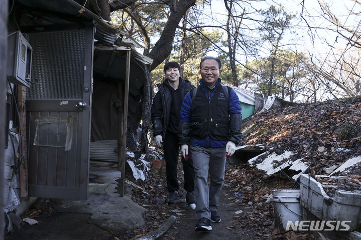 [서울=뉴시스] 고승민 기자 = 윤재옥 국민의힘 원내대표가 12일 서울 구룡마을에서 연탄나눔 봉사를 하고 있다. (공동취재) 2023.12.12. photo@newsis.com