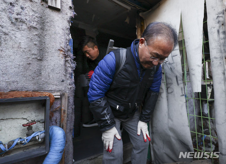 [서울=뉴시스] 고승민 기자 = 윤재옥 국민의힘 원내대표가 12일 서울 구룡마을에서 연탄나눔 봉사를 하고 있다. (공동취재) 2023.12.12. photo@newsis.com