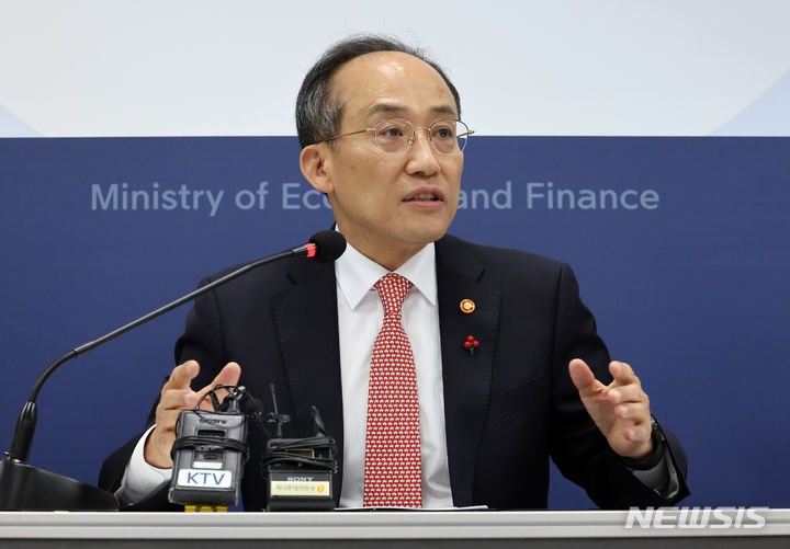 [세종=뉴시스] 강종민 기자 = 추경호 부총리 겸 기획재정부 장관이 12일 세종시 정부세종청사에서 열린 출입기자 간담회에 참석, 질문에 답하고 있다. 2023.12.12. ppkjm@newsis.com