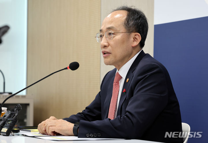 [세종=뉴시스] 강종민 기자 = 추경호 부총리 겸 기획재정부 장관이 12일 세종시 정부세종청사에서 열린 출입기자 간담회에 참석, 질문에 답하고 있다. 2023.12.12. ppkjm@newsis.com