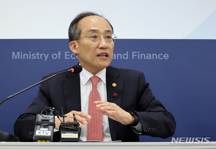 [세종=뉴시스] 강종민 기자 = 추경호 부총리 겸 기획재정부 장관이 12일 세종시 정부세종청사에서 열린 출입기자 간담회에 참석, 질문에 답하고 있다. 2023.12.12. ppkjm@newsis.com