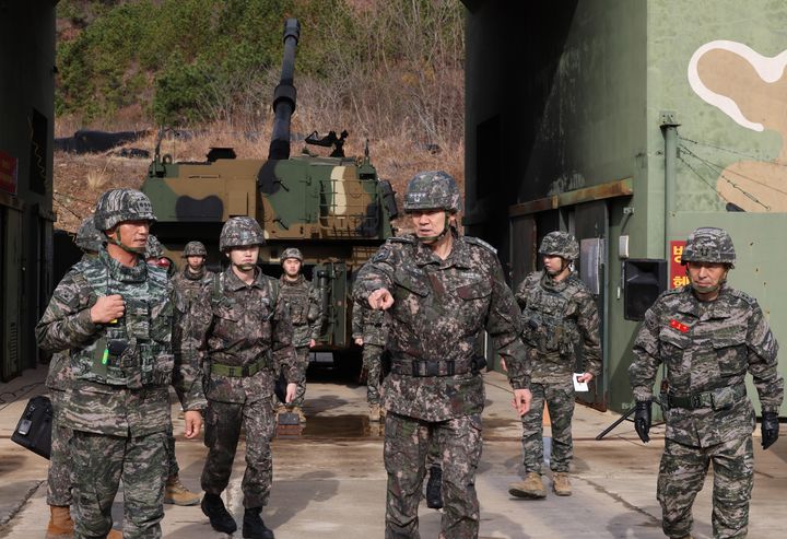 [서울=뉴시스] 김명수 합참의장이 12일 서북도서·서부전선 접적지역 대비태세 현장 점검 차 연평도 포7중대를 방문해 K-9 진지에서 화력 도발 즉응태세를 점검하고 있다. 포7중대는 2010년 연평도 포격전 당시 적의 기습적인 포격도발에 맞서 용맹한 대응사격으로 적을 응징한 부대다. (사진=합참 제공) 2023.12.12. photo@newsis.com *재판매 및 DB 금지