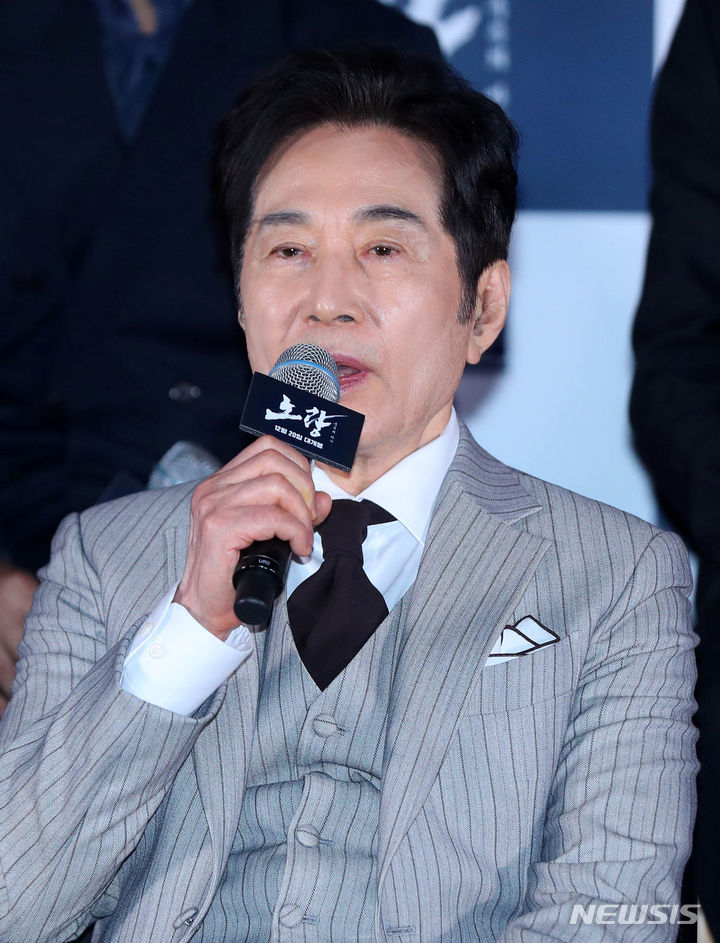 [서울=뉴시스]배우 백윤식씨가 과거 교제했던 인물이 쓴 에세이 출판을 금지해달라고 제기한 소송에서 25일 1심에 이어 2심도 일부 승소했다. 사진은 백씨가 지난해 12월12일 오후 서울 송파구 롯데시네마 월드타워에서 열린 영화 '노량: 죽음의 바다' 언론시사회에서 인사말을 하는 모습. 2023.12.12. jini@newsis.com