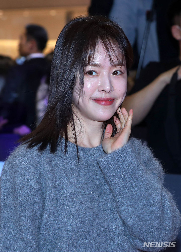[서울=뉴시스] 김혜진 기자 = 배우 한지민이 12일 오후 서울 송파구 롯데시네마 월드타워에서 열린 영화 '노량: 죽음의 바다' 레드카펫 행사에서 포즈를 취하고 있다. '노량: 죽음의 바다'(감독 김한민)는 임진왜란 발발 후 7년, 조선에서 퇴각하려는 왜군을 완벽하게 섬멸하기 위한 이순신 장군의 최후의 전투를 그린 전쟁 액션 대작이다. 오는 20일 개봉. 2023.12.12. jini@newsis.com
