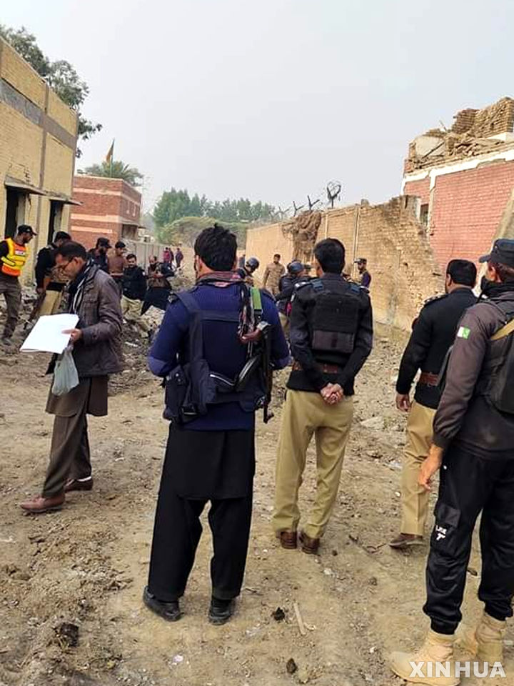 [데라 이스마일 칸( 파키스탄)=신화/뉴시스] 자살폭탄 테러로 12월 12일 수십명의 사상자가 발생한 데라 이스마일 칸 지역에서 수사관들이 현장을 조사하고 있다. 이 곳 테러로 25명의 경찰들과 27명의 무장 테러 조직원들이 목숨을 잃었다. 2023. 12.14. 