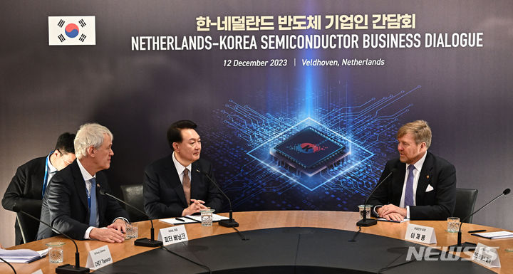 [벨트호벤=뉴시스] 조수정 기자 = 네덜란드를 국빈 방문한 윤석열 대통령이 12일(현지시간) 벨트호벤 반도체장비 생산기업 기업인 ASML 본사에서 빌럼 알렉산더르 국왕, 피터 베닝크 ASML 회장을 비롯한 유럽 주요 반도체 대표들, 이재용 삼성전자 회장, 최태원 SK 회장 등과 함께 간담회를 하고 있다. 2023.12.12. chocrystal@newsis.com