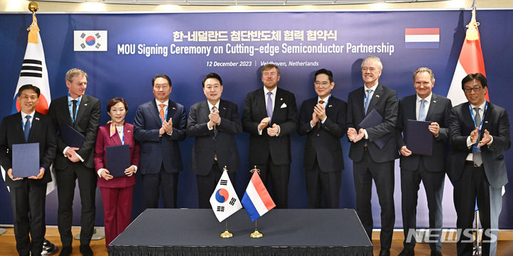 [벨트호벤=뉴시스] 조수정 기자 = 네덜란드를 국빈 방문한 윤석열 대통령과 빌럼 알렉산더르 국왕이 12일(현지시간) 벨트호벤 반도체장비 생산기업 기업인 ASML 본사에서 열린 한-네덜란드 정부 및 기업간 MOU 체결식을 마친 뒤 한국과 네덜란드 첨단 반도체 아카데미 협력 지원 지지문서 참석 업체 대표자들과 기념촬영을 하고 있다. 2023.12.12. chocrystal@newsis.com