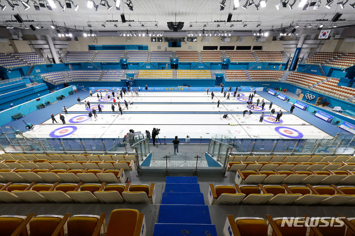 [강릉=뉴시스] 황준선 기자 = 2024 강원 동계 청소년올림픽 대회가 지난 2018 평창 동계올림픽이 치뤄졌던 강원특별자치도(강릉,평창,정선,횡성) 일대에서 열린다. 아시아에서 처음 개최되는 이번 동계 청소년 올림픽은 내년 1월 19일부터 2월 1일까지 개최된다. 사진은 컬링 경기가 열리는 강원 강릉시 컬링센터. 2023.12.13. hwang@newsis.com