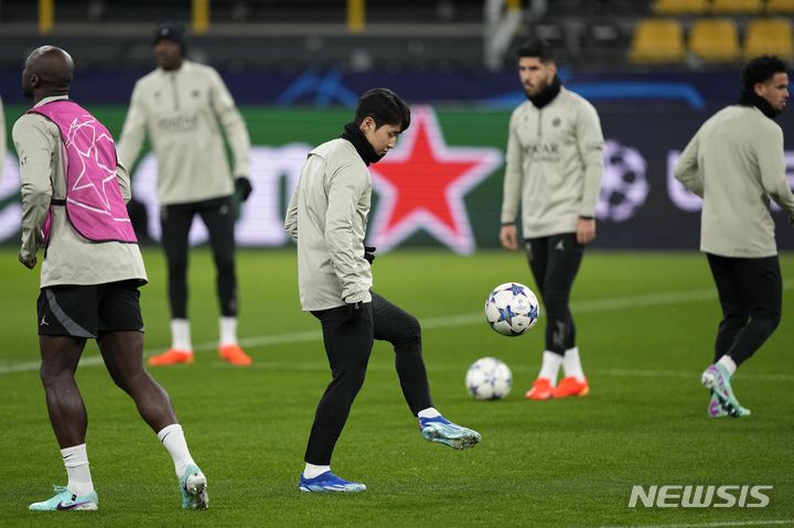 [도르트문트=AP/뉴시스] 파리 생제르맹(PSG)의 이강인(가운데)이 12일(현지시각) 독일 도르트문트의 시그널 이두나 파크에서 2023-24시즌 유럽축구연맹(UEFA) 챔피언스리그(UCL) 조별리그 F조 보루시아 도르트문트와의 경기를 하루 앞두고 훈련하고 있다. 2023.12.13.