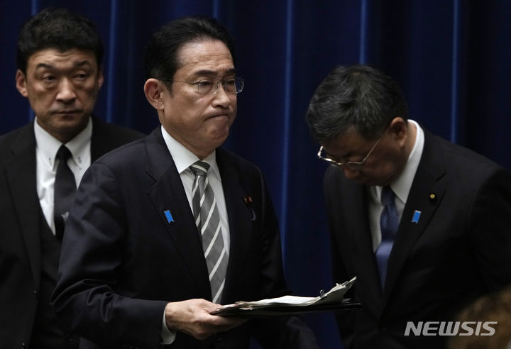 [도쿄=AP/뉴시스]기시다 후미오(岸田文雄) 일본 총리가 집권 자민당 파벌 비자금 의혹으로 야당 측이 요구하고 있는 국회 '정치윤리심사회(이하 정윤심)' 실시를 받아들일 의향이라고 14일 아사히신문이 보도했다. 사진은 기시다 총리가 지난해 12월 13일 도쿄 총리 관저에서 기자회견을 마친 후 고개를 숙여 인사하고 있는 마쓰노 히로카즈 당시 관방장관(오른쪽) 옆을 지나가고 있는 모습. 2024.02.14.