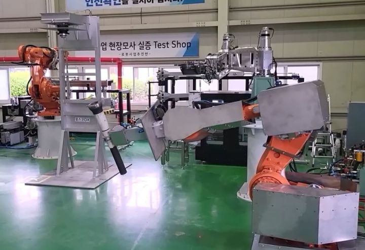 포스코DX 포항 로봇 시뮬레이션 센터에서 제철소 조업현장에 적용할 로봇에 대한 기술 사전검증(PoC)을 위한 테스트를 진행하고 있다(사진=포스코DX제공) *재판매 및 DB 금지