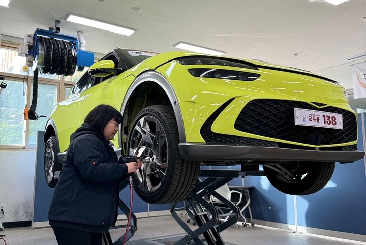 [서울=뉴시스] 한국폴리텍대학 화성캠퍼스 스마트자동차과 재학생이 전기자동차 정비 실습을 하고 있다. 2023.12.13. (사진=한국폴리텍대학 제공) *재판매 및 DB 금지