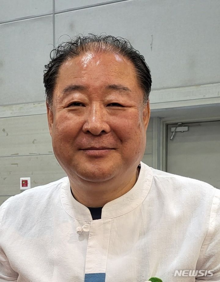 [창원=뉴시스]홍정명 기자=농림축산식품부의 '대한민국식품명인'으로 신규 지정(제30-가호)된 경남 하동군 소재 화개제다 홍순창(64) 대표.(사진=경남도 제공)2023.12.13.photo@newsis.com