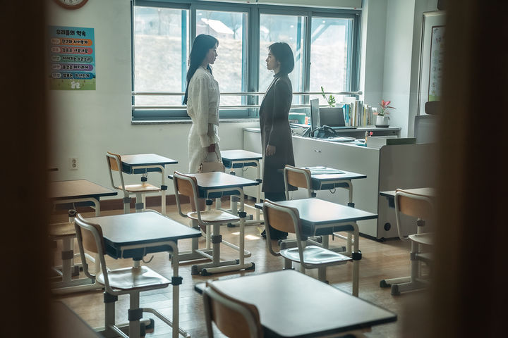 [서울=뉴시스] 넷플릭스 시리즈 '더 글로리' 속 박연진(임지연 분)과 문동은(송혜교 분). (사진=넷플릭스 제공) 2023.12.13. photo@newsis.com *재판매 및 DB 금지