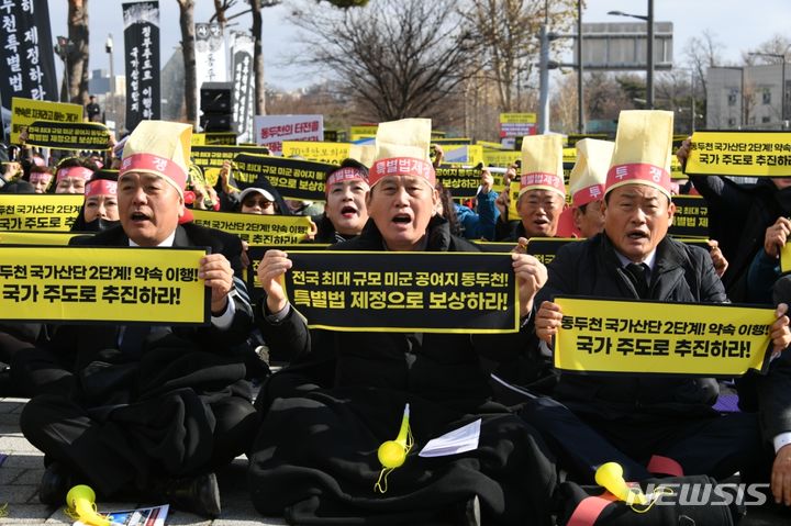 경기 동두천시 범시민대책위원회가 13일 서울 용산 국방부 청사 앞에서 개최한 '동두천 지원대책 이행을 촉구하는 대정부 시민 총궐기대회'에 박형덕 동두천시장(가운데)이 참여해 정부 지원을 요구하고 있다.(사진=동두천시 제공) 