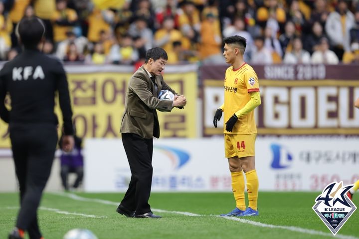 [서울=뉴시스]프로축구 광주 이정효 감독(왼쪽). (사진=프로축구연맹 제공)