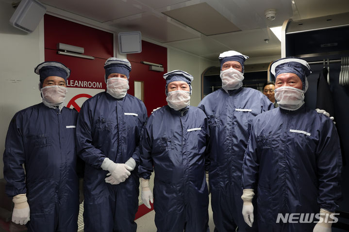 [벨트호벤=뉴시스] 조수정 기자 = 네덜란드를 국빈 방문한 윤석열 대통령과 빌럼 알렉산더르 국왕이 12일(현지시간) 벨트호벤 반도체장비 생산기업  ASML 본사에서 피터 베닝크 ASML 회장, 이재용 삼성전자 회장, 최태원 SK 회장과 함께 클린룸을 시찰, 환복하고 기념촬영 하고 있다. 왼쪽부터 이재용 회장, 빌럼 알렉산더르 국왕, 윤 대통령, 피터 베닝크 회장, 최태원 회장. (공동취재) 2023.12.12. chocrystal@newsis.com