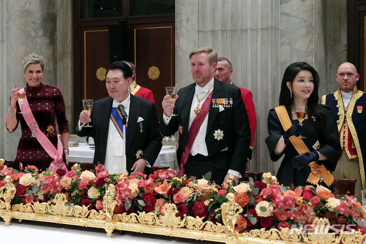 [암스테르담=뉴시스] 조수정 기자 = 윤석열 대통령 부인 김건희 여사, 빌럼-알렉산더르(왼쪽 세번째) 네덜란드 국왕과 막시마(왼쪽) 왕비가 12일(현지시간) 네덜란드 암스테르담 왕궁에서 열린 국빈 만찬에서 건배하고 있다. (공동취재) 2023.12.13. chocrystal@newsis.com