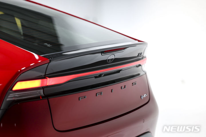 [서울=뉴시스] 정병혁 기자 = 13일 서울 광진구 파이팩토리스튜디오에서 열린 토요타 5세대 프리우스 미디어 컨퍼런스에 5세대 프리우스가 전시되어 있다. 2023.12.13. jhope@newsis.com