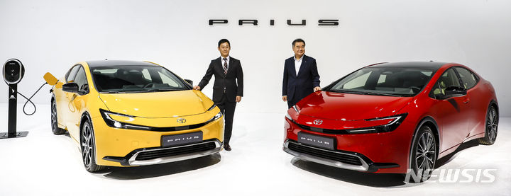 [서울=뉴시스] 정병혁 기자 = 콘야마 마나부 토요타코리아 대표이사 사장과 오야 사토키 토요타자동차 부수석 엔지니어가 13일 서울 광진구 파이팩토리스튜디오에서 열린 토요타 5세대 프리우스 미디어 컨퍼런스에서 5세대 프리우스 앞에서 포즈를 취하고 있다. 2023.12.13. jhope@newsis.com