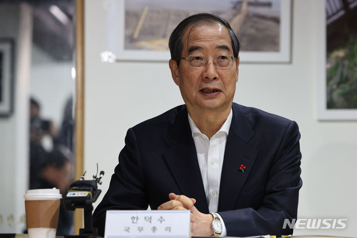 [서울=뉴시스] 권창회 기자 = 한덕수 국무총리가 13일 오전 서울 종로구 창신동 쪽방상담소를 찾아 격려의 말을 하고 있다. 2023.12.13. kch0523@newsis.com