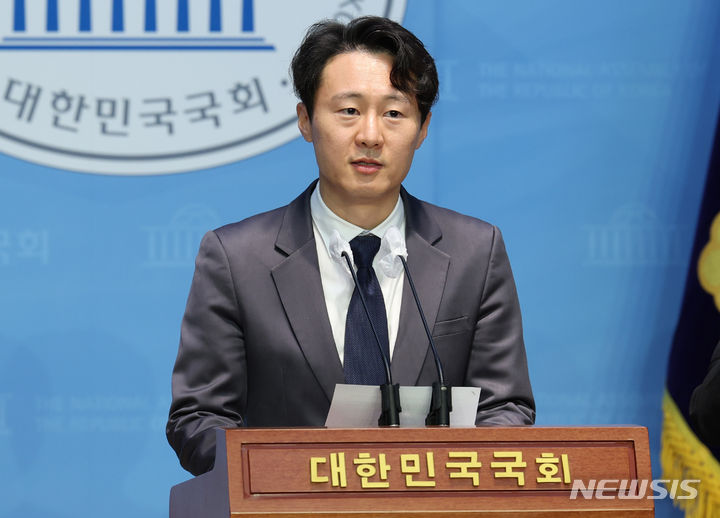 [서울=뉴시스] 추상철 기자 = 이탄희 더불어민주당 의원이 13일 오전 서울 여의도 국회에서 제22대 총선 불출마 선언 기자회견을 하고 있다. 2023.12.13. scchoo@newsis.com