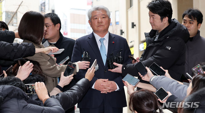 [과천=뉴시스] 조성우 기자 = 김홍일 방송통신위원장 후보자가 13일 오전 경기도 과천시 정부과천청사 인근에 마련된 사무실로 출근하며 취재진 질문을 듣고 있다. 2023.12.13. xconfind@newsis.com