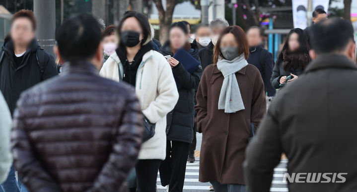 [서울=뉴시스] 권창회 기자 = 아침 기온이 전날보다 큰 폭으로 떨어진 13일 오전 서울 종로구 광화문역 인근에서 시민들이 두터운 옷차림으로 출근하고 있다. 2023.12.13. kch0523@newsis.com