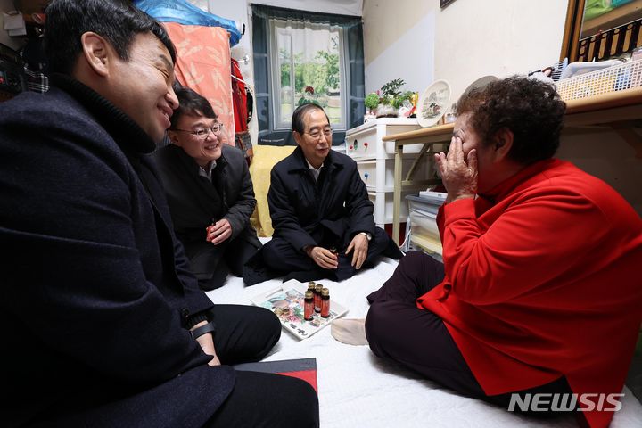 [서울=뉴시스] 권창회 기자 = 한덕수 국무총리가 13일 오전 서울 종로구 창신동 쪽방촌에 홀로 거주하고 있는 이수정 씨를 방문해 위로하고 있다. (공동취재) 2023.12.13. photo@newsis.com