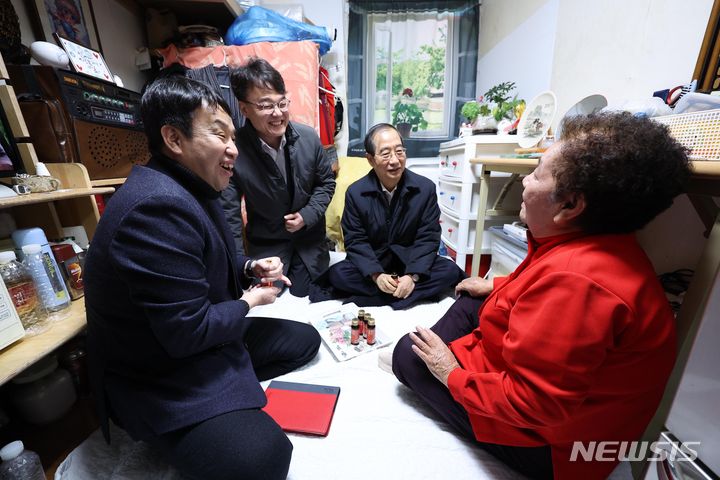 [서울=뉴시스] 권창회 기자 = 한덕수 국무총리가 13일 오전 서울 종로구 창신동 쪽방촌에 홀로 거주하고 있는 이수정 씨를 방문해 위로하고 있다. (공동취재) 2023.12.13. photo@newsis.com