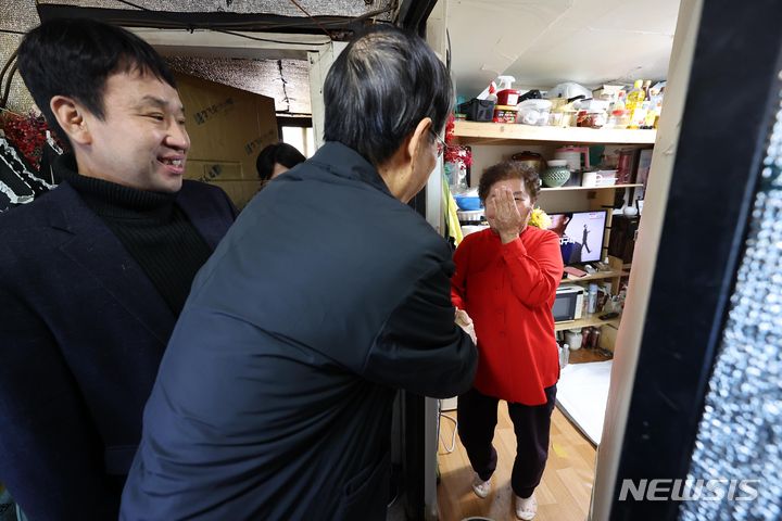 [서울=뉴시스] 권창회 기자 = 한덕수 국무총리가 13일 오전 서울 종로구 창신동 쪽방촌에 홀로 거주하고 있는 이수정 씨를 방문해 인사를 나누고 있다. (공동취재) 2023.12.13. photo@newsis.com
