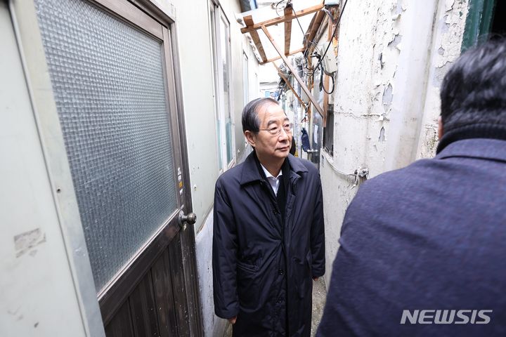 [서울=뉴시스] 권창회 기자 = 한덕수 국무총리가 13일 오전 서울 종로구 창신동 쪽방촌 주민 방문을 위해 이동하고 있다. (공동취재) 2023.12.13. photo@newsis.com
