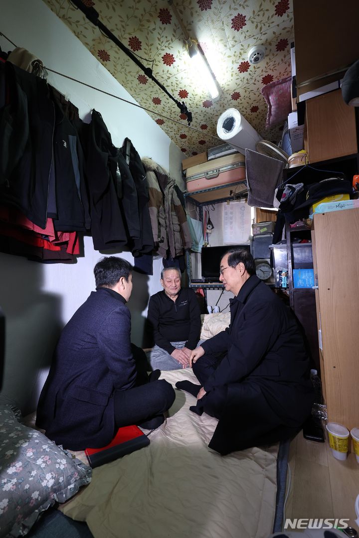 [서울=뉴시스] 권창회 기자 = 한덕수 국무총리가 13일 오전 서울 종로구 창신동 쪽방촌에 홀로 거주하고 있는 김성진 씨를 방문해 위로하고 있다. (공동취재) 2023.12.13. photo@newsis.com