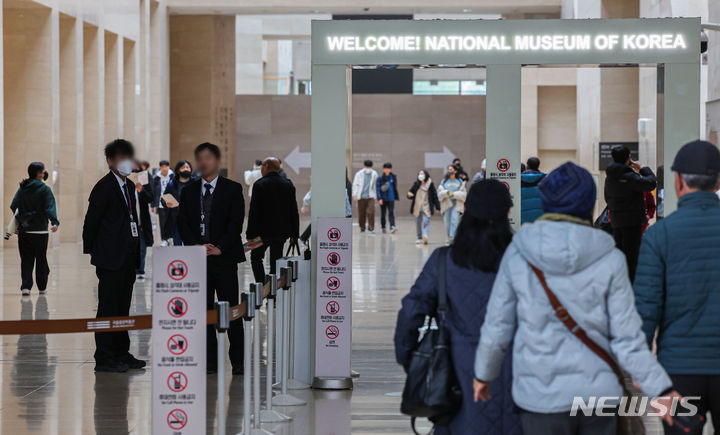 [서울=뉴시스] 권창회 기자 = 13일 오전 서울 용산구 국립중앙박물관에서 시민들이 관람하고 있다. 국립중앙박물관은 이날 연간 입장 관람객이 400만명을 돌파했다고 밝혔다. 2023.12.13. kch0523@newsis.com