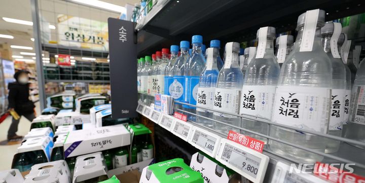 [서울=뉴시스] 김선웅 기자 = 서울 소재 유통매장에서 처음처럼·새로가 판매되고 있다. 2023.12.13. mangusta@newsis.com