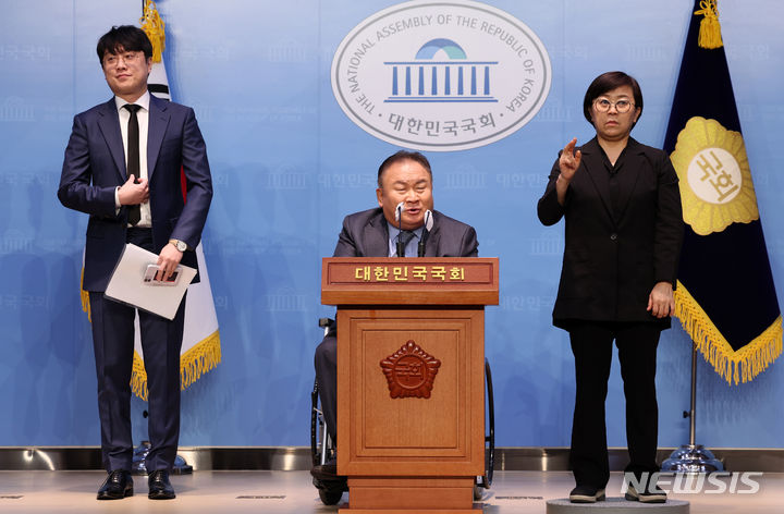 [서울=뉴시스] 이영환 기자 = 이상민 무소속 의원이 13일 오후 서울 여의도 국회에서 열린 백광현 씨의 더불어민주당 비판 기자회견에 참석해 소개 발언을 하고 있다. 백 씨는 이재명 더불어민주당 대표의 직무정지 가처분 소송을 제기했었으며 최근 더불어민주당 경기도당에서 제명됐다. 2023.12.13. 20hwan@newsis.com