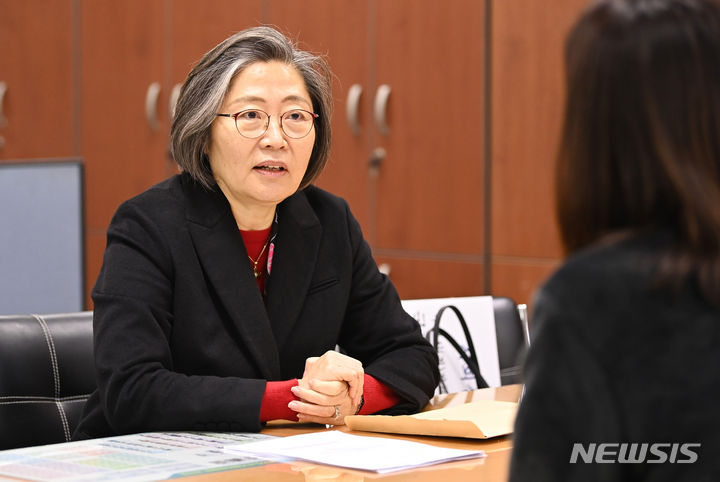 [수원=뉴시스] 김종택 기자 = 제22대 국회의원선거 예비후보자 등록이 진행중인 13일 경기도 수원시 영통구선거관리위원회에서 수원정 선거구에 출마하는 이수정 경기대학교 교수가 예비후보 등록을 하고 있다. 2023.12.13. jtk@newsis.com