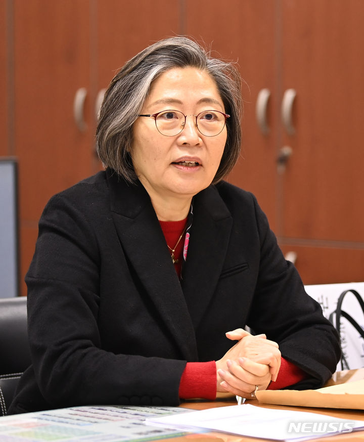 [수원=뉴시스] 김종택 기자 = 제22대 국회의원선거 예비후보자 등록이 진행중인 13일 경기도 수원시 영통구선거관리위원회에서 수원정 선거구에 출마하는 이수정 경기대학교 교수가 예비후보 등록을 하고 있다. 2023.12.13. jtk@newsis.com