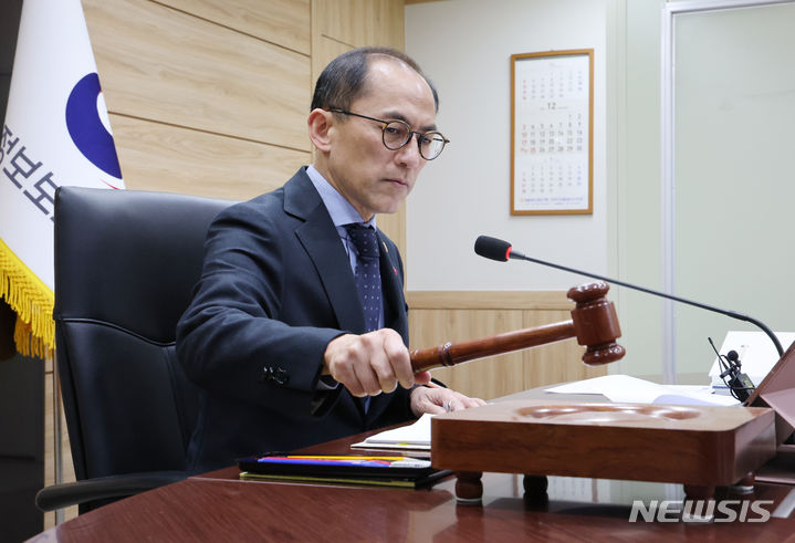 [서울=뉴시스] 김명원 기자 = 고학수 개인정보보호위원회 위원장이 13일 서울 종로구 정부서울청사에서 열린 개인정보보호위원회(개인정보위) 전체회의에서 개회를 하고 있다. 2023.12.13. kmx1105@newsis.com