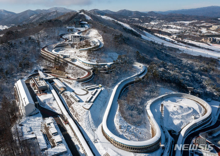 [평창=뉴시스] 황준선 기자 = 2024 강원 동계 청소년올림픽 대회가 지난 2018 평창 동계올림픽이 치뤄졌던 강원특별자치도(강릉,평창,정선,횡성) 일대에서 열린다. 아시아에서 처음 개최되는 이번 동계 청소년 올림픽은 내년 1월 19일부터 2월 1일까지 개최된다. 사진은 슬라이딩 종목(봅슬레이, 루지, 스켈레톤) 경기가 열리는 강원 평창군 올림픽 슬라이드 센터. 2023.12.13. hwang@newsis.com