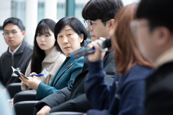 [서울=뉴시스] 한화진 환경부 장관이 13일 서울 관악구 서울대학교 수의과대학에서 야생동물 복지를 위한 청년소통 간담회를 하고 있다. (사진=환경부 제공) 2023.12.13. photo@newsis.com *재판매 및 DB 금지