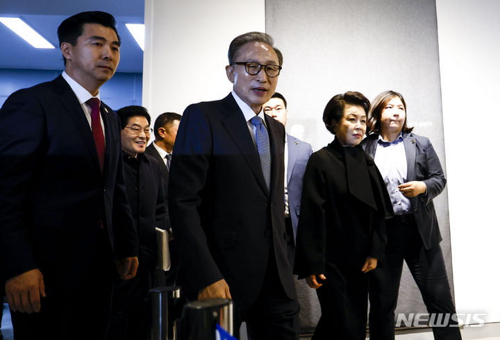 [서울=뉴시스] 정병혁 기자 = 이명박 전 대통령과 부인 김윤옥 여사가 13일 서울 서초구 한전아트센터 갤러리에서 열린 첫 서예전 '스며들다' 개막식에 참석하고 있다. 2023.12.13. jhope@newsis.com