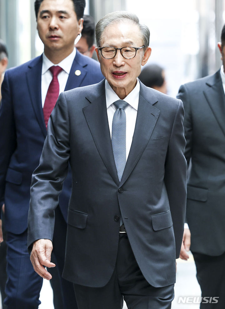 [서울=뉴시스] 정병혁 기자 = 이명박 전 대통령과 부인 김윤옥 여사가 13일 서울 서초구 한전아트센터 갤러리에서 열린 첫 서예전 '스며들다' 개막식에 참석하고 있다. 2023.12.13. jhope@newsis.com