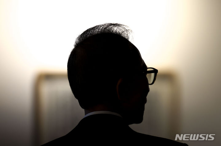 [서울=뉴시스] 정병혁 기자 = 이명박 전 대통령이 13일 서울 서초구 한전아트센터 갤러리에서 열린 첫 서예전 '스며들다' 개막식에 앞서 자신의 작품을 바라보고 있다. 2023.12.13. jhope@newsis.com