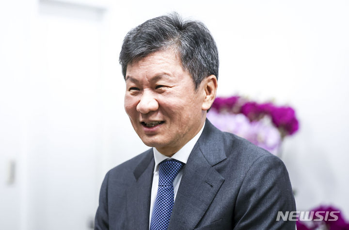 [서울=뉴시스] 정병혁 기자 = 정몽규 HDC회장이 13일 서울 서초구 한전아트센터 갤러리에서 열린 이명박 전 대통령의 첫 서예전 '스며들다' 개막식에 참석하고 있다. 2023.12.13. jhope@newsis.com